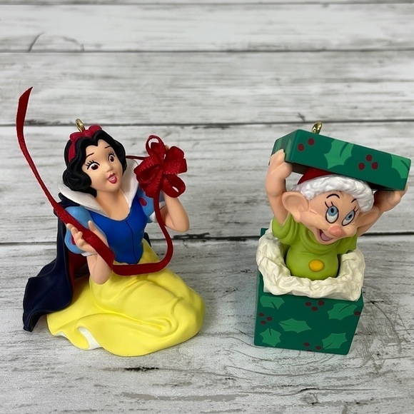 DISNEY SNOW WHITE & DOPEY HALLMARK ORNAMENT SET OF 2 VINTAGE - Picture 1 of 8
